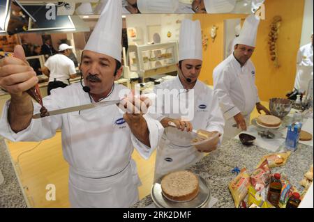 Bildnummer: 53172964  Datum: 19.06.2009  Copyright: imago/Xinhua  Chefs make cakes during the 25th Fispal Food Service in Sao Paulo, Brazil, June 18, 2009. The four-day-long exhibition, which attracted more than 1,500 exhibitors and 60,000  all over the world, closed Thursday in Sao Paulo.  kbdig  Aussenansichten Meisterköche Make Torten anläßlich der 25th Fispal Food Service in Sao Paulo, Brazil, Juni 18, 2009. der four-day-long exhibition, welche attracted mehr than 1,500 Aussteller und 60,000 Personen alle vorbei der world, geschlossen Donnerstag in Sao Paulo. Aussenansichten  2009 quer   i Stock Photo