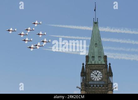 Bildnummer: 53173566  Datum: 02.07.2009  Copyright: imago/Xinhua  Canada s aerobatic team  the Snowbirds  fly during Canada Day celebrations on Parliament Hill in Ottawa, capital of Canada, July 1, 2009. Canadian celebrated their country s 142nd birthday on Wednesday.        Nationalfeiertag Kanada kbdig xkg Aussenansichten Canada s Aerobatic Team  the Snowbirds  fliegen anläßlich Kanada Tag Feier auf Parlament Hügel in Ottawa, Hauptstadt of Canada, Juli 1, 2009. Kanadische zelebriert ihrer country s 142nd Geburtstag auf Wednesday. Aussenansichten Aussenansichten Aussenansichten Aussenansichte Stock Photo