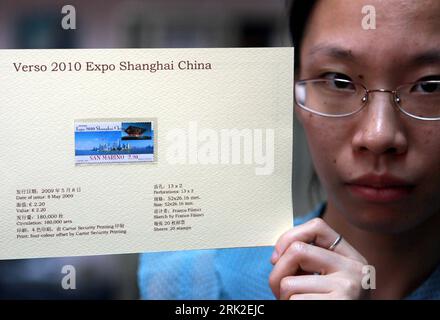 Bildnummer: 53173925 Datum: 02.07.2009 Copyright: imago/Xinhua A Woman zeigt eine von San Marino am 8. Mai 2009 ausgestellte Briefmarke mit einem italienischen Satz auf der Aufschrift towards Shanghai 2010 , in East China s Shanghai, 2. Juli 2009. San Marino unterzeichnete heute den Teilnahmevertrag zur Shanghai 2010 World Expo kbdig xsk einer Frau Displays einer Briefmarke ausgestellt von San Marino Beteiligung Vertragsabschluss an der Shanghai 2010 World Expo, Weltausstellung quer ie Bildnummer 53173925 Datum 02 07 2009 Copyright Imago XINHUA A Woman zeigt eine Briefmarke, die San Marino AM 8. Mai 2009 Wi ausgestellt hat Stockfoto