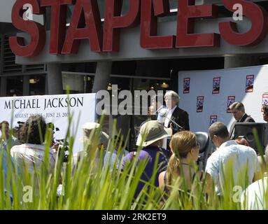 Bildnummer: 53175838  Datum: 04.07.2009  Copyright: imago/Xinhua Jackson family spokesman Ken Sunshine speaks on Michael Jackson s memorial during a press conference in Los Angeles, Califonia, the United States, . Fans must register at staplescenter.com to get one of the 17,500 free tickets to late  Michael Jackson s public memorial service, slated at  Los Angeles  Staples Center on July 7, Organizers said on Friday. (Xinhua/Qi Heng) (gxr) Gedenken Michael Jackson kbdig  xcb Jackson Sprecher Ken  Michale Jackson s Gedenkstätte anläßlich einer Pressekonferenz in Los Angeles, Califonia, Michael Stock Photo