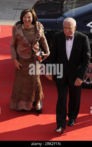 Bildnummer: 53176311  Datum: 03.07.2009  Copyright: imago/Xinhua Czech President Vaclav Klaus (R), accompanied with his wife, attends the opening ceremony of the 44th Karlovy Vary International Film Festival in Karlovy Vary, the Czech Republic, . (Xinhua) (cl) People Politik premiumd  kbdig xub  Tschechische Präsident Vaclav Klaus (R), begleitetes mit seiner wife, attends der Eröffnung  of der 44th Karlovy Vary Internationale Film Festival in Karlovy Vary, der Tschechien, auf . (Xinhua) (cl)  2009 hoch   ie    Bildnummer 53176311 Date 03 07 2009 Copyright Imago XINHUA Czech President Vaclav Kl Stock Photo