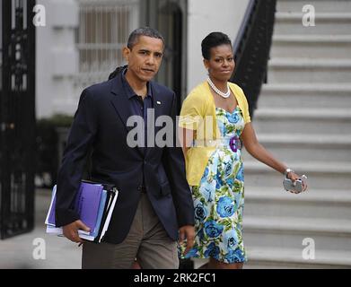 Bildnummer: 53178502 Datum: 05.07.2009 Copyright: imago/Xinhua (090706) -- WASHINGTON, 6. Juli 2009 (Xinhua) -- US-Präsident Barack Obama und First Lady Michelle gehen am 5. Juli 2009 auf dem Weg nach Moskau, auf dem South Lawn of the White House, Washington, in Richtung Marine One. (Xinhua/Zhang Yan) (zx) People Politik kbdig xkg (090706) -- WASHINGTON, 6. Juli 2009 (Xinhua) -- US-Präsident Barack Obama und erste Dame Michelle Walk towards der eins en Route an Moscow, auf der South Rasen of der Ehefrau, Frau, Familie quer premiumd ie Bildnummer 53178502 Date 05 07 2009 Copyright Imag Stockfoto