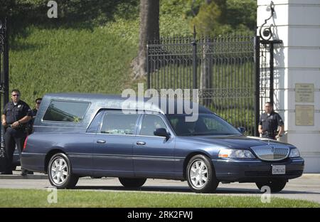 Bildnummer: 53183492 Datum: 07.07.2009 Copyright: imago/Xinhua (090708) -- LOS ANGELES, 8. Juli 2009 (Xinhua) -- der Leichenwagen von Michael Jackson verlässt den Forest Lawn Friedhof in Los Angeles am 7. Juli 2009. Im Staples Center in LA Tuesday wurde Michael Jackson eine öffentliche Hommage mit Stars verliehen, in der Tausende zufällig ausgewählter Fans zusammen mit Familie und Freunden den King of Pop verabschieden wollten. (Xinhua/Qi Heng) (nxl) PUBLICATIONxNOTxINxCHN Trauerfeier Gedenkfeier Beerdigung Premiere kbdig xub (090708) -- Los ANGELES, 8. Juli 2009 (Xinhua) -- der Leichenwagen Stockfoto