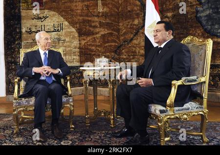 (090707) -- CAIRO, July 7, 2009 (Xinhua) -- Egyptian President Hosni Mubarak (R) meets with Israeli President Shimon Peres at the Presidential House in Cairo, capital of Egypt, on July 7, 2009. (Xinhua/Zhang Ning)(xjq) PUBLICATIONxNOTxINxCHN   090707 Cairo July 7 2009 XINHUA Egyptian President Hosni Mubarak r Meets With Israeli President Shimon Peres AT The Presidential House in Cairo Capital of Egypt ON July 7 2009 XINHUA Zhang Ning xjq PUBLICATIONxNOTxINxCHN Stock Photo