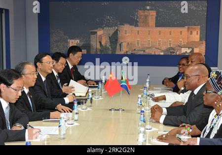 Bildnummer: 53185684  Datum: 09.07.2009  Copyright: imago/Xinhua (090708) -- L AQUILA, July 8, 2009 (Xinhua) -- Chinese State Councilor Dai Bingguo (2nd L) meets with President of South Africa Jacob Zuma (2nd R) in L Aquila, Italy, July 8, 2009. Dai Bingguo will attend a dialogue meeting of the Group of Eight and the Group of Five major developing countries in the central Italian city of L Aquila. (Xinhua/Huang Jingwen) (gxr) PUBLICATIONxNOTxINxCHN  People Politik G5 Gipfel premiumd  kbdig xsk (090708) -- L AQUILA, Juli 8, 2009 (Xinhua) --  quer   ie o0 Laquila, G 5, Südafrika    Bildnummer 53 Stock Photo