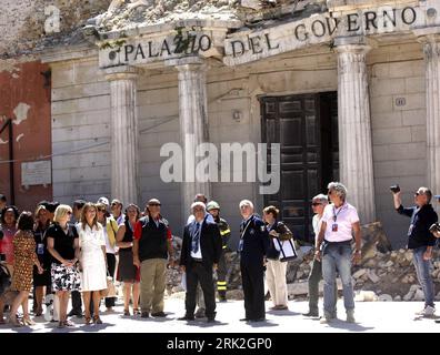 Bildnummer: 53187723 Datum: 09.07.2009 Copyright: imago/Xinhua (090709) -- L AQUILA, 9. Juli 2009 (Xinhua) -- erste Damen der G8 und der Entwicklungsländer besuchen am 9. Juli 2009 das vom Beben heimgesuchte Stadtzentrum von L Aquila, wo sich die Staats- und Regierungschefs der G8-Industrieländer und sechs Entwicklungsländer zum G8-Gipfel 2009 und zu den dazugehörigen Treffen versammeln. (Xinhua/Pool) (zx) (1)ITALIEN-L AQUILA-G8 GIPFEL-FIRST LADIES-VISIT PUBLICATIONxNOTxINxCHN premiumd People Politik Gipfel Kbdig xdp 2009 quer o0 G 8, Laquila, Erdbeben Bildnummer 53187723 Datum 09 07 2009 Copyright Imago XINHUA 09070 Stockfoto