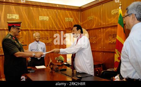 Bildnummer: 53194305  Datum: 12.07.2009  Copyright: imago/Xinhua (090712) -- COLOMBO, July 12, 2009 (Xinhua) -- General Sarath Fonseka (1st L) receives his appointment as the new Chief of Defense Staff from President Mahinda Rajapakse (2nd R) in Colombo, July 12, 2009. Sri Lanka reshuffled its defense hierarchy on Sunday. The reshuffle will come into effect from July 15. (Xinhua/Chen Zhanjie) (zj) (3)SRI LANKA-COLOMBO-DEFENSE-RESHUFFLE  PUBLICATIONxNOTxINxCHN  People Politik kbdig xcb  2009 quer     Bildnummer 53194305 Date 12 07 2009 Copyright Imago XINHUA  Colombo July 12 2009 XINHUA General Stock Photo