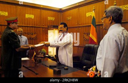 Bildnummer: 53194304  Datum: 12.07.2009  Copyright: imago/Xinhua (090712) -- COLOMBO, July 12, 2009 (Xinhua) -- Major General Jagath Jayasuriya (1st L) receives his appointment as the new Commander of the Sri Lanka Army from President Mahinda Rajapakse (2nd R) in Colombo, July 12, 2009. Sri Lanka reshuffled its defense hierarchy on Sunday. The reshuffle will come into effect from July 15. (Xinhua/Chen Zhanjie) (zj) (1)SRI LANKA-COLOMBO-DEFENSE-RESHUFFLE  PUBLICATIONxNOTxINxCHN  People Politik kbdig xcb  2009 quer     Bildnummer 53194304 Date 12 07 2009 Copyright Imago XINHUA  Colombo July 12 2 Stock Photo