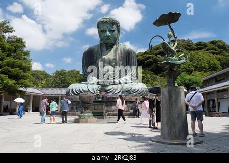 Der große bronzene Buddha von Kamakura ist über 40 m hoch. Hoch und steht auf dem Tempelgelände des buddhistischen Tempels Kotoku-in in Kamakura in Japan. Stockfoto