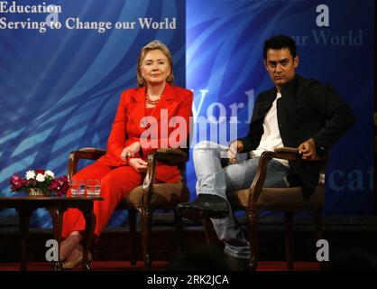 Bildnummer: 53211140  Datum: 18.07.2009  Copyright: imago/Xinhua (090719) -- MUMBAI, July 19, 2009 (Xinhua) -- Visiting U.S. Secretary of State Hillary Clinton (L) interacts with Indian Bollywood actor Aamir Khan while speaking at an interactive education discussion in Mumbai, Indian, July 18, 2009. The U.S. top diplomat is in India for a five-day visit.     (Xinhua) (zj) (2)INDIA-US-HILARY CLINTON-VISIT  PUBLICATIONxNOTxINxCHN  People Politik kbdig xmk  2009 quer  premiumd, USA Außenministerin    Bildnummer 53211140 Date 18 07 2009 Copyright Imago XINHUA 090719 Mumbai July 19 2009 XINHUA Visi Stock Photo