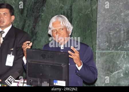 Bildnummer: 53214999  Datum: 20.07.2009  Copyright: imago/Xinhua (090720) -- DHAKA, July 20, 2009 (Xinhua) -- Former Indian President APJ Abdul Kalam gives a lecture  in Dhaka, capital of Bangladesh, on July 20, 2009.  (Xinhua) (nxl) (2)BANGLADESH-DHAKA-INDIA-APJ ABDUL KALAM-VISIT  PUBLICATIONxNOTxINxCHN  People Politik premiumd kbdig xsk  2009 quer    Bildnummer 53214999 Date 20 07 2009 Copyright Imago XINHUA 090720 Dhaka July 20 2009 XINHUA Former Indian President APJ Abdul Kalam Gives a Lecture in Dhaka Capital of Bangladesh ON July 20 2009 XINHUA nxl 2 Bangladesh Dhaka India APJ Abdul Kala Stock Photo