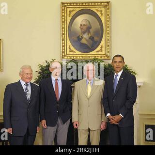 Bildnummer: 53215530  Datum: 20.07.2009  Copyright: imago/Xinhua (090720) -- WASHINGTON, July 20, 2009 (Xinhua) -- U.S. President Barack Obama (1st R) meets with crew members of the Apollo 11 Buzz Aldrin (1st L), Michael Collins (2nd L) and Neil Armstrong (2nd R) on the 40th anniversary of the first lunar landing of mankind in Washington July 20, 2009. (Xinhua/Zhang Yan) (gxr) (3)U.S.-WASHINGTON-OBAMA-APOLLO 11 ASTRONAUTS-MEETING  PUBLICATIONxNOTxINxCHN  People Astronauten Jahrestag Jubiläum 40 Jahre Mondlandung Landung Mond Kbdig xdp  2009 quer  o0 Politik, USA o00 Raumfahrt    Bildnummer 532 Stock Photo