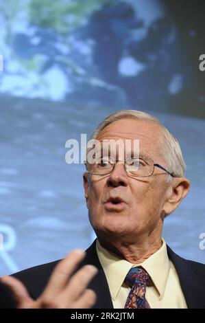 Bildnummer: 53215536 Datum: 20.07.2009 Copyright: imago/Xinhua (090720) -- WASHINGTON, 20. Juli 2009 (Xinhua) -- der ehemalige US-Astronaut Charles Duke spricht auf einer Pressekonferenz zum 40. Jahrestag der Apollo-11-Mission und der Mondwanderung bei der NASA in Washington, 20. Juli 2009. Astronauten des Apollo-Weltraumprogramms versammelten sich hier am Montag, um den 40. Jahrestag der ersten Mondlandung der Menschheit zu begehen. (Xinhua/Zhang Yan) (gxr) (8)U.S.-WASHINGTON-APOLLO ASTRONAUTS-40th ANNIVERSARY PUBLICATIONxNOTxINxCHN People Astronauten Jahrestag Jubiläum 40 Jahre M Stockfoto