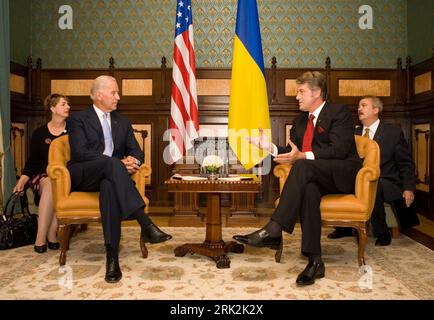 Bildnummer: 53216512  Datum: 21.07.2009  Copyright: imago/Xinhua (090721) -- KIEV, July 21, 2009 (Xinhua) -- Ukrainian President Viktor Yushchenko (R Front) meets with visiting U.S. Vice President Joe Biden, in Kiev, Ukraine, July 21, 2009. (Xinhua/Mykhailo Markiv) (hdt) (1)UKRAINE-YUSHCHENKO-U.S.-BIDEN-MEETING  PUBLICATIONxNOTxINxCHN  People Politik kbdig xkg  2009 quer  premiumd o0 USA, Vizepräsident    Bildnummer 53216512 Date 21 07 2009 Copyright Imago XINHUA 090721 Kiev July 21 2009 XINHUA Ukrainian President Viktor Yushchenko r Front Meets With Visiting U S Vice President Joe Biden in Ki Stock Photo