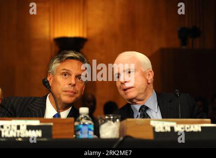 Bildnummer: 53222039 Datum: 23.07.2009 Copyright: imago/Xinhua (090723) -- WASHINGTON, 23. Juli 2009 (Xinhua) -- Jon Huntsman (L), Gouverneur von Utah, spricht mit Senator John McCain während einer Anhörung in Washington D.C., Captial of the, 23. Juli 2009. Der Senatsausschuss für auswärtige Beziehungen hielt am Donnerstag eine Anhörung für Jon Huntsman ab, der von Präsident Barack Obama als Botschafter in China nominiert wurde. Huntsman sagte den Gesetzgebern, dass er zunehmend und offen mit der chinesischen Regierung in Fragen zusammenarbeiten werde, in denen die beiden Länder gemeinsame Interessen teilen. (Xinhua/Jiang Guopeng) (gxr) (3 Stockfoto