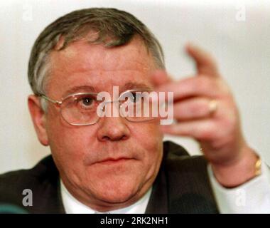 Aktenfoto vom 29/12/97 des nordirischen Sicherheitsministers Adam Ingram. Regierungsbeamte schlugen vor, die "politisch belastete" Option zu prüfen, Teile des nordirischen Schienennetzes zu schließen, nachdem 2000 Sicherheitsbedenken geäußert worden waren, haben neu aufgenommene Akten ergeben. Ausgabedatum: Donnerstag, 24. August 2023. Stockfoto