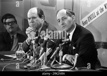 Aktenfoto vom 02/69 von Kapitän Terence O'Neill, nordirischer Premierminister (rechts) und Handelsminister Roy Bradford bei einer Pressekonferenz im Hauptquartier der Union in Belfast. In den 1960er Jahren wurde mit Herrn O'Neill ein Vorschlag für einen Tunnel zwischen Nordirland und Schottland vorgelegt, neu entschlüsselte Akten haben ergeben. Ausgabedatum: Donnerstag, 24. August 2023. Stockfoto