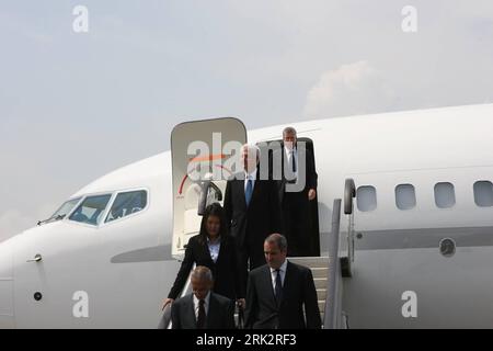 Bildnummer: 53238391 Datum: 04.08.2009 Copyright: imago/Xinhua (090804) -- PJÖNGJANG, 4. August 2009 (Xinhua) -- der ehemalige US-Präsident Bill Clinton kommt am 4. August 2009 in Pjöngjang, der Hauptstadt der Demokratischen Republik Korea (DVRK), an. Clinton kam am Dienstag hier an, beantwortete aber keine Fragen von Reportern. (Xinhua/Zhang Binyang) (lr) (1)DVRK-PJÖNGJANG-BILL CLINTON-ARRIVAL PUBLICATIONxNOTxINxCHN People Politik kbdig xsk 2009 quer premiumd o0 Nordkorea, USA Bildnummer 53238391 Datum 04 08 2009 Copyright Imago XINHUA Pjöngjang 4 August 2009 XINHUA ehemaliger US-Präsident Stockfoto