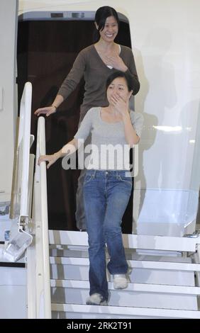 Bildnummer: 53245867 Datum: 05.08.2009 Copyright: imago/Xinhua (09085) -- Aug. 5, 2009 (Xinhua) -- befreite US-Journalisten Laura Ling (Back) und Euna Lee, zwei befreite US-Journalisten, kommen am Flughafen in Burbank, Kalifornien, am 5. August 2009 an. (Xinhua/Qi Heng) (4)U.S.-BURBANK-FREED JOURNALISTS-ARRIVAL PUBLICATIONxNOTxINxCHN People JOURNALISTEN Journalistin Freilassung USA Nordkorea Politik kbdig xsk 2009 hoch Bildnummer 53245867 Datum 05 08 2009 Copyright Imago XINHUA 09085 Aug 5 2009 XINHUA befreite US-Journalisten Laura Ling zurück und Euna Lee zwei befreiten die US-amerikanischen Journalisten Stockfoto