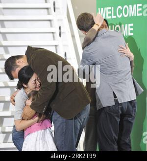 Bildnummer: 53245865 Datum: 05.08.2009 Copyright: imago/Xinhua (09085) -- 5. August 2009 (Xinhua) -- Laura Ling (R, Back) und Euna Lee (1. L), zwei befreite US-Journalisten, werden von ihrer Familie begrüßt, nachdem sie am Flughafen in Burbank, Kalifornien, am 5. August 2009 angekommen sind. (Xinhua/Qi Heng) (1)U.S.-BURBANK-FREED JOURNALISTS-ARRIVAL PUBLICATIONxNOTxINxCHN People JOURNALISTEN Journalistin Freilassung USA Nordkorea Politik kbdig xsk 2009 quer Bildnummer 53245865 Datum 05 08 2009 Copyright Imago XINHUA 09085 Aug 5 2009 XINHUA Laura Ling r Back und Euna Lee 1st l Two Freed US-Journalisten sind Stockfoto