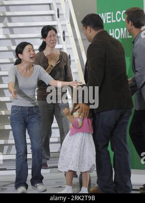 Bildnummer: 53245864 Datum: 05.08.2009 Copyright: imago/Xinhua (09085) -- 5. August 2009 (Xinhua) -- Freed Laura Ling (2., L) und Euna Lee (1. L), zwei befreite US-Journalisten, werden von ihren Familienmitgliedern nach der Ankunft am Flughafen in Burbank, Kalifornien, am 5. August 2009, begrüßt. (Xinhua/Qi Heng) (3)U.S.-BURBANK-FREED JOURNALISTS-ARRIVAL PUBLICATIONxNOTxINxCHN People JOURNALISTEN Journalistin Freilassung USA Nordkorea Politik kbdig xsk 2009 hoch Bildnummer 53245864 Datum 05 08 2009 Copyright Imago XINHUA 09085 Aug 5 2009 XINHUA befreite Laura Ling 2nd l und Euna Lee S 1st l zwei frei Stockfoto