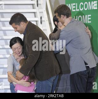 Bildnummer: 53245868  Datum: 05.08.2009  Copyright: imago/Xinhua (09085) --  Aug. 5, 2009 (Xinhua) -- Freed US journalists Laura Ling (R, Back) and Euna Lee (1st L) are embraced by their family members after arrive at the airport in Burbank, California, August 5, 2009.     (Xinhua/Qi Heng) (6)U.S.-BURBANK-FREED JOURNALISTS-ARRIVAL  PUBLICATIONxNOTxINxCHN  People Journalisten Journalistin Freilassung USA Nordkorea Politik kbdig xsk  2009 quer    Bildnummer 53245868 Date 05 08 2009 Copyright Imago XINHUA 09085 Aug 5 2009 XINHUA Freed U.S. Journalists Laura Ling r Back and Euna Lee 1st l are Embr Stockfoto