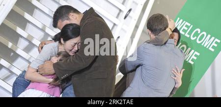 Bildnummer: 53245869  Datum: 05.08.2009  Copyright: imago/Xinhua (09085) --  Aug. 5, 2009 (Xinhua) -- Freed US journalists Laura Ling (R, Back) and Euna Lee (1st L) are embraced by their family members after arrive at the airport in Burbank, California, August 5, 2009.     (Xinhua/Qi Heng) (7)U.S.-BURBANK-FREED JOURNALISTS-ARRIVAL  PUBLICATIONxNOTxINxCHN  People Journalisten Journalistin Freilassung USA Nordkorea Politik kbdig xsk  2009 quer    Bildnummer 53245869 Date 05 08 2009 Copyright Imago XINHUA 09085 Aug 5 2009 XINHUA Freed U.S. Journalists Laura Ling r Back and Euna Lee 1st l are Embr Stockfoto