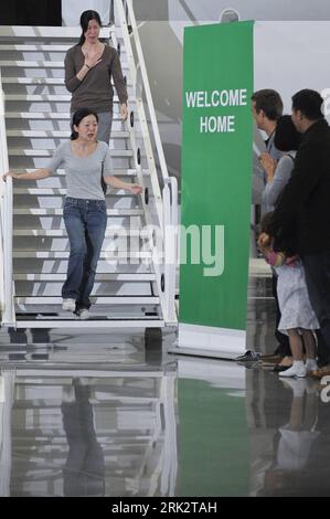 Bildnummer: 53245870 Datum: 05.08.2009 Copyright: imago/Xinhua (09085) -- 5. August 2009 (Xinhua) -- befreite US-Journalisten Laura Ling (L, zurück) und Euna Lee (L, Front) werden von ihren Familienmitgliedern begrüßt, nachdem sie am Flughafen in Burbank, Kalifornien, am 5. August 2009 angekommen sind. (Xinhua/Qi Heng) (8)U.S.-BURBANK-FREED JOURNALISTS-ARRIVAL PUBLICATIONxNOTxINxCHN People JOURNALISTEN Journalistin Freilassung USA Nordkorea Politik kbdig xsk 2009 hoch Bildnummer 53245870 Datum 05 08 2009 Copyright Imago XINHUA 09085 Aug 5 2009 XINHUA befreite US-Journalisten Laura Ling l Back und Euna Lee l Front sind Stockfoto
