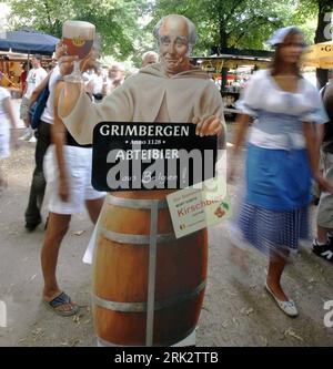 Bildnummer: 53250188 Datum: 07.08.2009 Copyright: imago/Xinhua (090808) -- BERLIN, 8. Aug. 2009 (Xinhua) -- Walk Past human shaped Promotion Board at the International Berlin Beer Festival in Berlin, Germany, 7. Aug. 2009. Das diesjährige Internationale Berliner Bierfestival, das am 7. August eröffnet wurde, zog fast 300 Brauereien aus 86 Ländern und Regionen an, um fast 2.000 verschiedene Biermarken zu präsentieren. (Xinhua/Luo Huanhuan) (lmz) (4)DEUTSCHLAND-BERLIN-INTERNATIONAL BEER Festival PUBLICATIONxNOTxINxCHN Internationales Bierfestival Festival Biermeile fest Premiumd kbdig xub 2009 quer o0 Bier Stockfoto