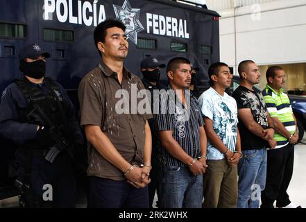 Bildnummer: 53255191  Datum: 10.08.2009  Copyright: imago/Xinhua (090811) -- MEXICO CITY, August 11, 2009 (Xinhua) -- Dimas Diaz (2nd L), a mid-ranking member of the Sinaloa cartel in northwestern Mexico, is shown to the media along with others in Mexico City August 10, 2009. Dimas Diaz was arrested on Sunday in the Sinaloa state capital of Culiacan and is believed to have been plotting to assassinate President Felipe Calderon in revenge for the army s crackdown on trafficking, a senior police official said on Monday. (Xinhua/David de la Paz) (3)MEXICO-MEXICO CITY-DRUG-TRAFFICKERS  PUBLICATION Stock Photo