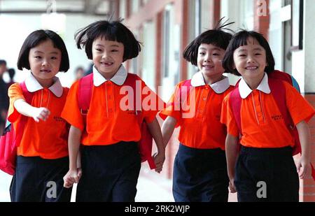 Bildnummer: 53256418  Datum: 30.08.2005  Copyright: imago/Xinhua (090812) -- NANJING, Aug. 12, 2009 (Xinhua) -- The quadruplet sisters Zhu Wanbing, Zhu Wanqing, Zhu Wanyu and Zhu Wanjie are seen in this file picture taken on August 30, 2005, walking hands in hands for their first day in primary school in Nanjing, east China s Jiangsu province. The quardruplet sisters were naturally conceived and born in August 11, 1999 in Nanjing. (Xinhua/Yao Qiang) (wyx) (4)CHINA-NANJING-QUADRUPLET-BIRTHDAY (CN)  PUBLICATIONxNOTxINxCHN  China Gesellschaft Land Leute Vierlinge Mädchen 10. Geburtstag kbdig xub Stock Photo