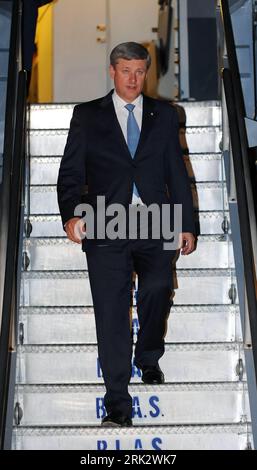 Bildnummer: 53255163  Datum: 11.08.2009  Copyright: imago/Xinhua (090811) -- PANAMA CITY, Aug. 11, 2009 (Xinhua) -- Canada s Prime Minister Stephen Harper arrives at Tocumen International Airport in Panama City, August 10, 2009. Harper is scheduled to meet Panamanian President Ricardo Martinelli on August 11, 2009. (Xinhua/Ariel Reyes) (lmz) (2)PANAMA-CANADA-MARTINELLI-HARPER  PUBLICATIONxNOTxINxCHN  People Politik Kbdig xdp  2009 hoch  premiumd Kanada o00 Freisteller    Bildnummer 53255163 Date 11 08 2009 Copyright Imago XINHUA  Panama City Aug 11 2009 XINHUA Canada S Prime Ministers Stephen Stock Photo