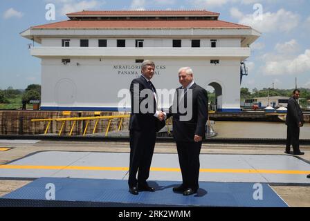 Bildnummer: 53256442  Datum: 11.08.2009  Copyright: imago/Xinhua (090812) -- PANAMA CITY, Aug. 12, 2009 (Xinhua) -- Panamanian president Ricardo Martinelli (R) shakes hands with visiting Canadian Prime Minister Stephen Harper while visiting the Miraflores Locks of the Panama Canal in Panama City, Panama, Aug. 11, 2009. Panamanian president Ricardo Martinelli and Canadian Prime Minister Stephen Harper signed here on Tuesday a letter to finish the negotiations on a Free Trade Agreement (FTA) between the two countries. (Xinhua/Ariel Reyes) (cl) (8)PANAMA-CANADA-FTA  PUBLICATIONxNOTxINxCHN  People Stock Photo