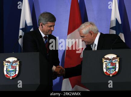 Bildnummer: 53256444  Datum: 11.08.2009  Copyright: imago/Xinhua (090812) -- PANAMA CITY, Aug. 12, 2009 (Xinhua) -- Panamanian president Ricardo Martinelli (R) shakes hands with visiting Canadian Prime Minister Stephen Harper at a press conference in Panama City, Panama, Aug. 11, 2009. Panamanian president Ricardo Martinelli and Canadian Prime Minister Stephen Harper signed here on Tuesday a letter to finish the negotiations on a Free Trade Agreement (FTA) between the two countries. (Xinhua/Ariel Reyes) (cl) (7)PANAMA-CANADA-FTA  PUBLICATIONxNOTxINxCHN  People Politik kbdig xub  2009 quer  pre Stock Photo