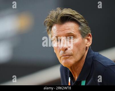 Budapest, Ungarn. August 2023. Leichtathletik: Weltmeisterschaften, 3000-m-Steeplechase, Vorhitze, Frauen, im National Center for Athletics. Sebastian Coe, Präsident des World Athletics Federation, steht im Stadion. Quelle: Marcus Brandt/dpa/Alamy Live News Stockfoto