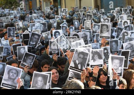 Bildnummer: 53270619  Datum: 18.08.2009  Copyright: imago/Xinhua (090819) -- BUENOS AIRES, Aug. 19, 2009 (Xinhua) --  hold photos of victims of the 1994 Jewish cultural center bombing during a commemoration ceremony in Buenos Aires, capital of Argentina, Aug. 18, 2009. A bomb destroyed the Jewish cultural center in Buenos Aires on July 18, 1994, leaving 80 dead and 200 injured. The anniversary mourning was delayed to August due to recent spread of the  in the country. (Xinhua/Juan Vittori) (zj) (2)ARGENTINA-ATTACK-JEW-ANNIVERSARY  PUBLICATIONxNOTxINxCHN  Argentinien Gedenken Bombenattentat Att Stock Photo