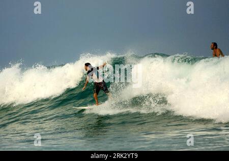 Bildnummer: 53271253  Datum: 19.08.2009  Copyright: imago/Xinhua (090819) -- ARUGAM BAY, Aug. 19, 2009 (Xinhua) -- Surfers play with waves at Arugam Bay, some 310 kilometers east of Sri Lanka s capital Colombo Aug. 17, 2009. Sri Lanka s tourist arrivals jumped by 28 percent in July compared to the corresponding period of the previous year following the defeat of Tamil Tiger rebels, according to recent statistics issued by Sri Lanka Tourism Development Authority. (Xinhua/Liu Yongqiu) (zj) (1)SRI LANKA-TOURISM  PUBLICATIONxNOTxINxCHN  kbdig xmk  2009 quer o0 surfen, Surfer, Afrika    Bildnummer Stock Photo