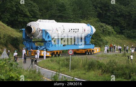 Bildnummer: 53271295  Datum: 19.08.2009  Copyright: imago/Xinhua (090819) -- SEOUL, Aug. 19, 2009 (Xinhua) -- File photograph taken on Aug. 17, 2009 shows the Korea Space Launch Vehicle-1 (KSLV-1) is moved to its launch pad at the Naro Space Center in Goheung, 450 km south of Seoul, capital of South Korea. South Korea s rocket launch was suspended 7 minutes and 56 seconds before its scheduled time, local media reported Wednesday. (Xinhua/KARI) (lr) (3)SOUTH KOREA-SEOUL-FIRST SPACE ROCKET-LAUNCH-SUSPENDED  PUBLICATIONxNOTxINxCHN  Raumfahrt Südkorea Asien kbdig xmk  2009 quer o0 Rakete, Transpor Stockfoto