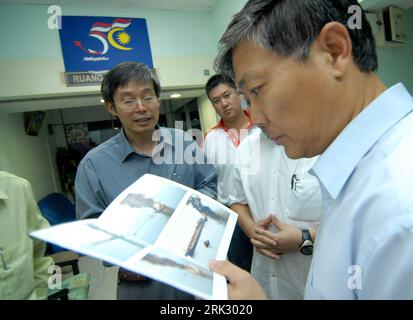 Bildnummer: 53271527  Datum: 19.08.2009  Copyright: imago/Xinhua (090819) -- KUALA LUMPUR, Aug. 19, 2009 (Xinhua) -- Chinese ambassador to Malaysia Liu Jian (1st, R) inspects photos of accident site released by Malaysian police in Kuala Lumpur, capital of Malaysia, on Aug. 19, 2009.  An oil tanker was caught fire offshore Malaysia in the Malacca Straits after it collided with a cargo ship on Tuesday. Nine seamen from China involved in the ship collision were missing on Wednesday.     (Xinhua/Chong Voon Chung) (jl) (6)MALAYSIA-STRAIT OF MALACCA-COLLISION-TANKER-FIRE  PUBLICATIONxNOTxINxCHN  Peo Stock Photo