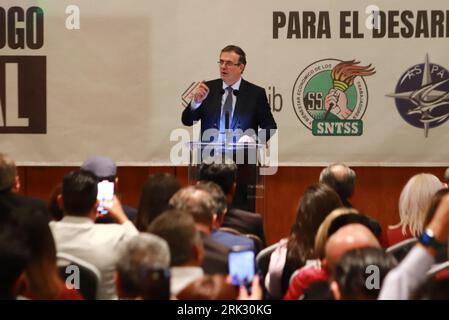 Mexiko-Stadt, Mexiko. August 2023. Am 23. August 2023 sprach Marcelo Ebrard Casaubon in Mexiko-Stadt, Mexiko, der Koordinationsbeauftragte für die Transformationsverteidigung, während eines Treffens für die „Einheit, Stärkung des Gewerkschaftswesens und Dialog für die Entwicklung des Landes“ mit Gewerkschaftsorganisationen. Am 23. August 2023. In Mexiko-Stadt. (Foto: Carlos Santiago/Eyepix Group/SIPA USA) Credit: SIPA USA/Alamy Live News Stockfoto
