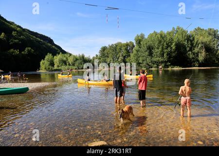 Eté, Chaleur, plage, Baignade, Repos, Détente, Promenade sur la Dordogne sous le château fort de Castelnaud en Périgord noir. Avec la chaleur la riviè Stockfoto