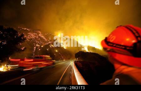Bildnummer: 53289719 Datum: 25.08.2009 Copyright: imago/Xinhua (090826) -- LOS ANGELES, 26. Aug. 2009 (Xinhua) -- Feuerwehrmänner treffen in den brennenden Wäldern des Angeles National Forest ein, 30 Kilometer nordöstlich von Los Angeles, USA, 25. Aug. 2009. Das Feuer hatte eine Fläche von 120 Hektaren verwüstet. (Xinhua/Qi Heng) (hdt) (5)U.S.-LOS ANGELES-FOREST-FIRE PUBLICATIONxNOTxINxCHN Naturkatastropen Waldbrand Los Angeles USA kbdig xcb 2009 quer premiumd o0 Kalifornien, Nordamerika, Feuerwehr, Feuer, Feuerwehrmann Bildnummer 53289719 Datum 25 08 2009 Copyright Imago XINHUA 090826 Los Angeles Aug 26 2009 Stockfoto