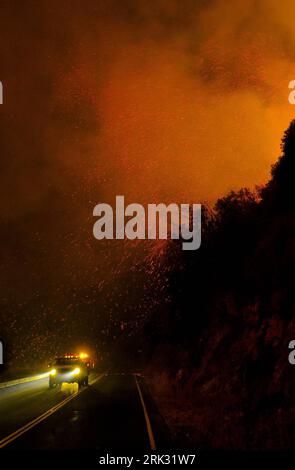 Bildnummer: 53289718 Datum: 25.08.2009 Copyright: imago/Xinhua (090826) -- LOS ANGELES, 26. August 2009 (Xinhua) -- das Feuer breitete sich auf die nahegelegene Straße im Angeles National Forest aus, 30 Kilometer nordöstlich von Los Angeles, USA, 25. August 2009. Das Feuer hatte eine Fläche von 120 Hektaren verwüstet. (Xinhua/Qi Heng) (hdt) (7)U.S.-LOS ANGELES-FOREST-FIRE PUBLICATIONxNOTxINxCHN Naturkatastropen Waldbrand Los Angeles USA kbdig xcb 2009 hoch premiumd o0 Kalifornien, Nordamerika Bildnummer 53289718 Datum 25 08 2009 Copyright Imago XINHUA 090826 Los Angeles Aug 26 2009 XINHUA das Feuer breitete sich auf die nahegelegene Straße in Th aus Stockfoto