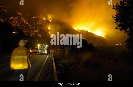 Bildnummer: 53289715  Datum: 25.08.2009  Copyright: imago/Xinhua (090826) -- LOS ANGELES, Aug. 26, 2009 (Xinhua) -- Fire fighters arrive at the burning woods in the Angeles National Forest, 30 kilometers northeastern Los Angeles, U.S., Aug. 25, 2009. The fire had ravaged an area of 120 hektares. (Xinhua/Qi Heng) (hdt) (1)U.S.-LOS ANGELES-FOREST-FIRE PUBLICATIONxNOTxINxCHN Naturkatastropen Waldbrand Los Angeles USA kbdig xcb 2009 quer premiumd o0 Kalifornien, Nordamerika, Feuerwehr, Feuer, Feuerwehrmann    Bildnummer 53289715 Date 25 08 2009 Copyright Imago XINHUA 090826 Los Angeles Aug 26 2009 Stockfoto