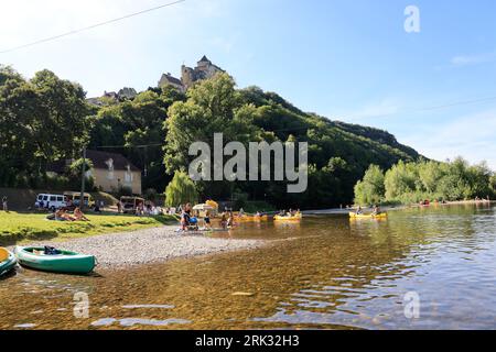 Eté, Chaleur, plage, Baignade, Repos, Détente, Promenade sur la Dordogne sous le château fort de Castelnaud en Périgord noir. Avec la chaleur la riviè Stockfoto