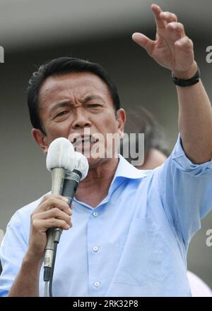 Bildnummer: 53303963  Datum: 29.08.2009  Copyright: imago/Xinhua (090829) -- TOKYO, Aug. 29, 2009 (Xinhua) -- Japanese Prime Minister and ruling Liberal Democratic Party leader Taro Aso delivers a speech at a subway station in Tokyo, Japan, on August 29, 2009. Political party leaders took to the streets across Japan on Saturday to make their final plea for voters support on the last day of campaigning for Sunday s general election. (Xinhua/Ren Zhenglai) (lmz) (1)JAPAN-TOKYO-TARO ASO-VOTE PUBLICATIONxNOTxINxCHN Wahlkampf Japan People Politik premiumd kbdig xsp 2009 hoch o0 Premierminister o00 P Stock Photo