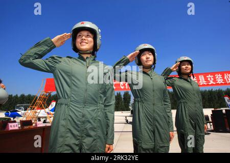 Bildnummer: 53305090 Datum: 30.08.2009 Copyright: imago/Xinhua (090830) -- TANGSHAN, 30. Aug. 2009 (Xinhua) -- weibliche Kampfflugzeugpiloten in den neuen Fluganzügen grüßen an einem Flughafen in Nordchina, 30. Aug. 2009. Die chinesische Luftwaffe veranstaltete hier am Sonntag eine Zeremonie für die erste Charge weiblicher Flugzeugpiloten, die mit neuen, speziell für die Frau entwickelten Fluganzügen ausgestattet wurden. (Xinhua/Zha Chunming) (hdt) (6)CHINA-WEIBLICHE JET-JAGDFLIEGER-PILOTEN-NEUER FLUGANZUG (CN) PUBLICATIONxNOTxINxCHN Staat Militär Fotostory Arbeitswelten Gesellschaft Pilotin Pilotenausbildung Kampffliegerin Kampfp Stockfoto