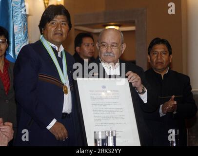 Bildnummer: 53305018 Datum: 29.08.2009 Copyright: imago/Xinhua (090830) -- LA PAZ, 30. August 2009 (Xinhua) -- Präsident der UN-Generalversammlung Miguel D Escoto (R, Front) verleiht dem bolivianischen Präsidenten Morales für seine Umweltschutzbemühungen in La Paz, Bolivien, am 29. August 2009 einen Preis zum Verteidiger der Mutter Erde. (Xinhua) (yc) (1)BOLIVIA-PRESIDENT-UN-AWARD PUBLICATIONxNOTxINxCHN Ralswiek People Politik Kbdig xdp 2009 quer premiumd Bildnummer 53305018 Datum 29 08 2009 Copyright Imago XINHUA La Paz Aug 30 2009 XINHUA U n General Assembly Präsident Miguel D Escoto r Front Pre Stockfoto