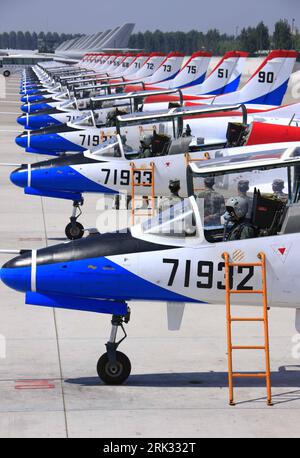 Bildnummer: 53305088 Datum: 30.08.2009 Copyright: imago/Xinhua (090830) -- TANGSHAN, 30. August 2009 (Xinhua) -- weibliche Jet-Kampfflugzeuge tragen die neuen Fluganzüge, während sie an einem Flughafen in Nordchina in den Flugzeugen sitzen, 30. August 2009. Die chinesische Luftwaffe veranstaltete hier am Sonntag eine Zeremonie für die erste Charge weiblicher Flugzeugpiloten, die mit neuen, speziell für die Frau entwickelten Fluganzügen ausgestattet wurden. (Xinhua/Zha Chunming) (hdt) (3)CHINA-WEIBLICHE JET-JAGDFLIEGER-PILOTEN-NEUER FLUGANZUG (CN) PUBLICATIONxNOTxINxCHN Staat Militär Fotostory Arbeitswelten Gesellschaft Pilotin Pilotenausbildung Kampff Stockfoto
