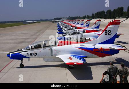 Bildnummer: 53305089  Datum: 30.08.2009  Copyright: imago/Xinhua (090830) -- TANGSHAN, Aug. 30, 2009 (Xinhua) -- He Xiaoli, a female jet fighter pilot, operates the plane to leave the parking apron at an airport in north China, Aug. 30, 2009. The Chinese air force held Sunday a ceremony here for the first batch of female jet fighter pilots to be equipped with new flight suits especially designed for the female. (Xinhua/Zha Chunming) (hdt) (4)CHINA-FEMALE JET FIGHTER PILOTS-NEW FLIGHT SUIT (CN) PUBLICATIONxNOTxINxCHN Staat Militär Fotostory Arbeitswelten Gesellschaft Pilotin Pilotenausbildung K Stockfoto